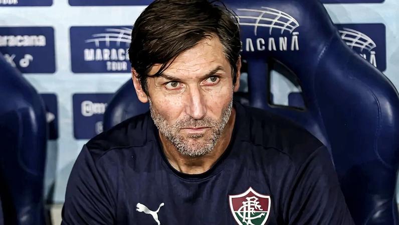 Maxi Cuberas no banco do Fluminense contra o Flamengo (Foto: Lucas Merçon/ Fluminense FC)