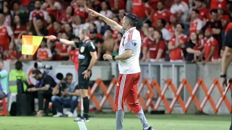 Paulo Pezzolano durante o clássico no Beira-Rio (Foto: Ricardo Duarte/SC Internacional)