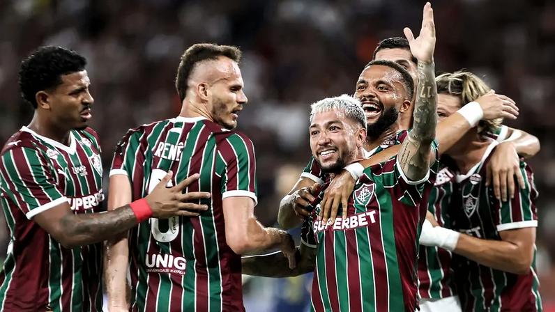 Acosta comemora gol com os jogadores do Fluminense (Foto: Lucas Merçon/ Fluminense FC)