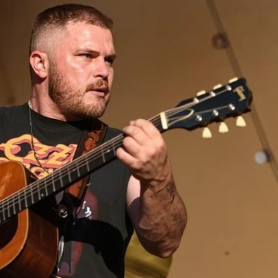 Canção anti-ICE de Zach Bryan irrita oficiais de Trump; música country acorda?