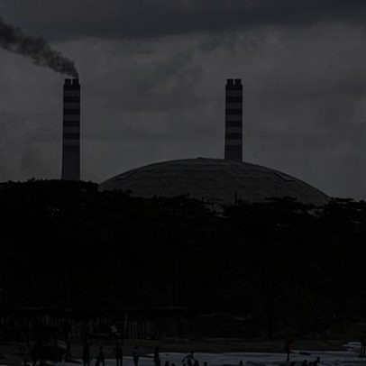 Fracking nos EUA enfrenta excesso global de petróleo; Trump e Venezuela em foco