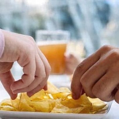 Adultos na Inglaterra consomem sal diário igual a 22 pacotes de salgadinhos