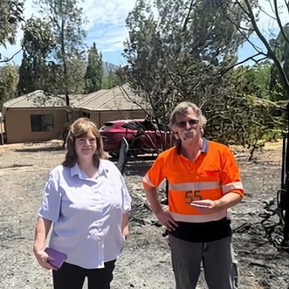 Lynne e Peter voltam; casa fica de pé, devastados pelo incêndio de Harcourt