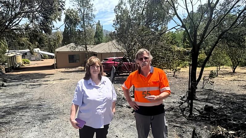 Lynne e Peter voltam; casa fica de pé, devastados pelo incêndio de Harcourt