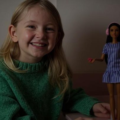 Mattel lança a primeira Barbie autista