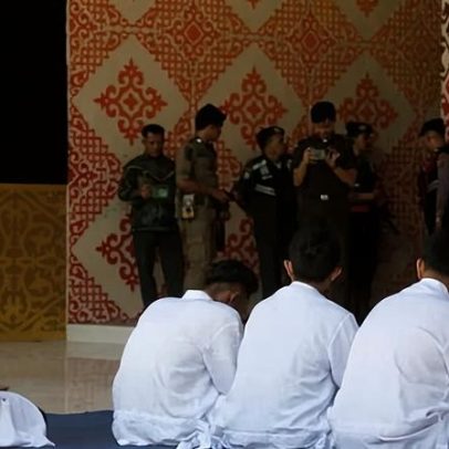 Mulher desmaia após receber 140 açoites sob lei Sharia em província indonésia