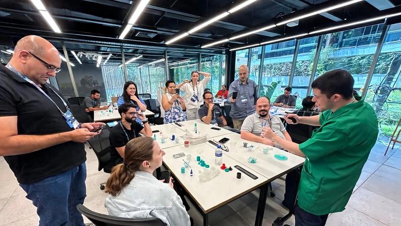 Profissionais do ambiente de inovação do Instituto Federal de São Paulo, um dos premiados, em workshop sobre robótica. Foto: Alexandre Brincalepe Campo/Divulgação