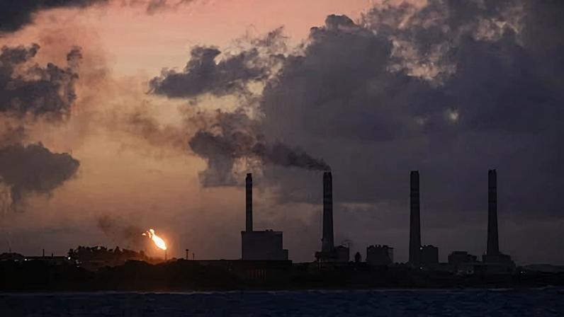 Trump diz que EUA investirão bilhões em petróleo venezuelano, céticos