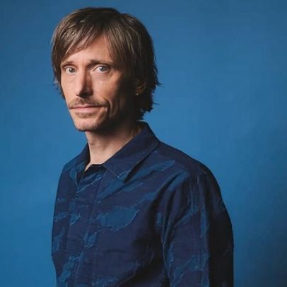 Mackenzie Crook fala sobre comédia, crueldade e ser ícone da TV