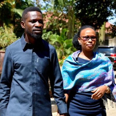 Líder da oposição em Uganda diz que esposa foi hospitalizada após ser asfixiada