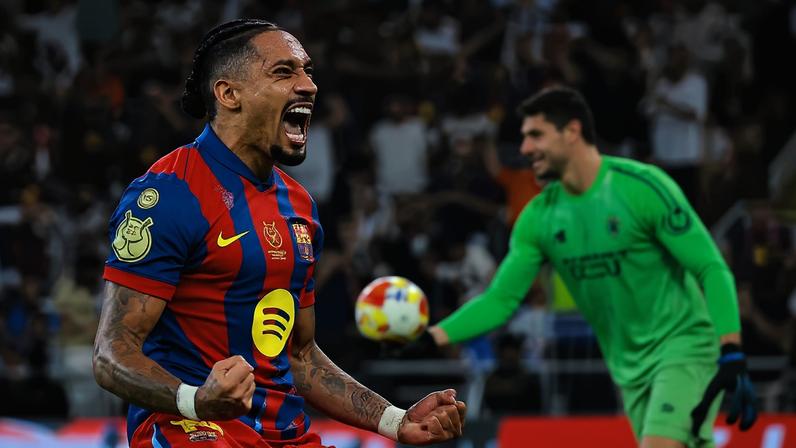 Raphinha celebra el tercer gol del Barcelona ante el Real Madrid.
