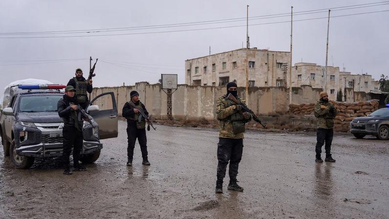 Members of the Syrian security forces stand guard outside al-Aqtan prison, where some Islamic State detainees are held, in Raqqa, Syria January 23, 2026. REUTERS/Karam al-Masri