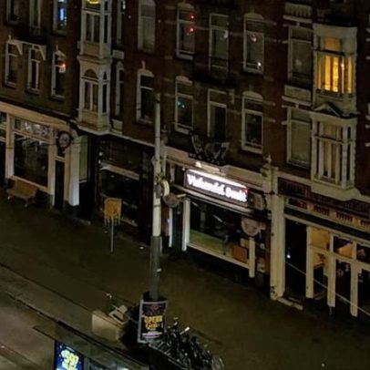 Foguetes de festa causam duas mortes na Holanda; incêndio destrói igreja histórica em Amsterdã