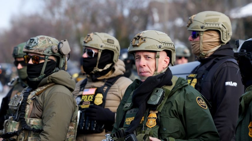 O ex-comandante da Patrulha de Fronteira dos EUA, Gregory Bovino, com agentes federais em um local de protestos em Minneapolis