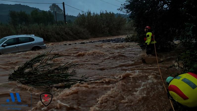 Intervención de los bomberos en el cauce del Río Velerín, este domingo en Málaga.