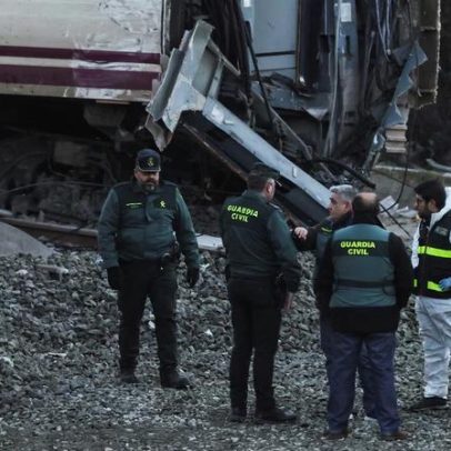 Acidente ferroviário na Espanha: máquinas pesadas ajudam a localizar corpos