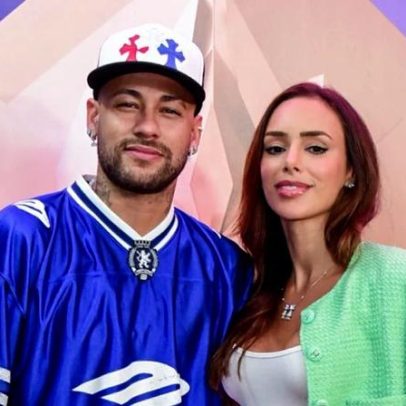 Neymar e Bruna Biancardi se beijam em evento de futebol; look de grife atrai olhares