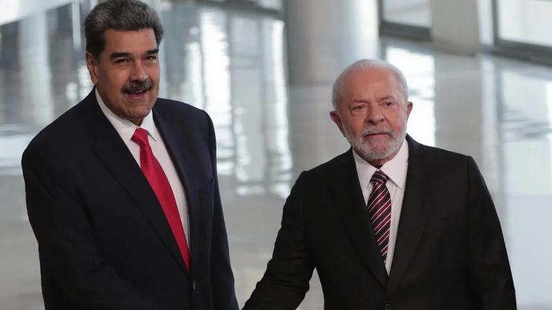O presidente do Brasil, Luiz Inácio Lula da Silva e o ditador venezuelano, Nicolás Maduro, durante encontro no Palácio do Planalto, em Brasília (Foto: EFE/Andre Coelho)