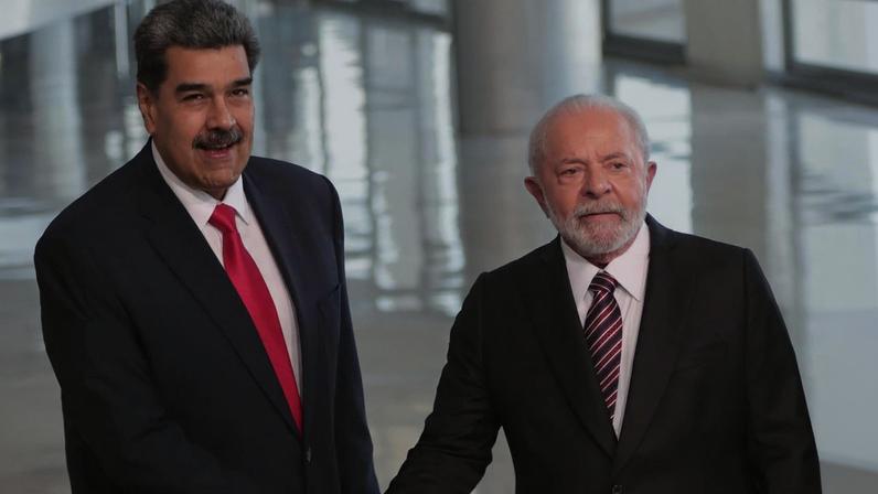 O presidente do Brasil, Luiz Inácio Lula da Silva e o ditador venezuelano, Nicolás Maduro, durante encontro no Palácio do Planalto, em Brasília (Foto: EFE/Andre Coelho)