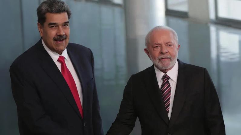 O presidente do Brasil, Luiz Inácio Lula da Silva e o ditador venezuelano, Nicolás Maduro, durante encontro no Palácio do Planalto, em Brasília (Foto: EFE/Andre Coelho)