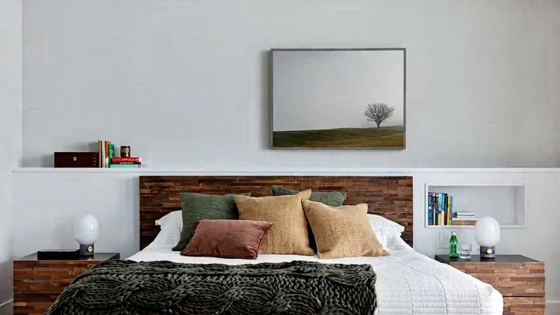 O enxoval de um quarto deve incluir itens essenciais — como lençóis, fronhas e uma peça de cobertura adequada — para assegurar estilo, conforto e proteção contra poeira e sujidades