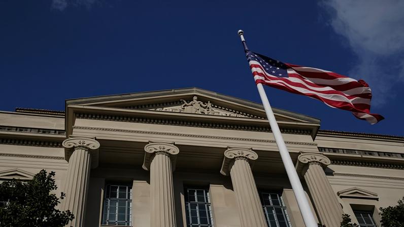 Advogados do DoJ demitem-se após decisão de não investigar agente no tiroteio ICE