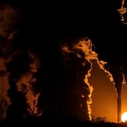 Poluição de carbono nos EUA aumenta em 2025, revertendo quedas anteriores