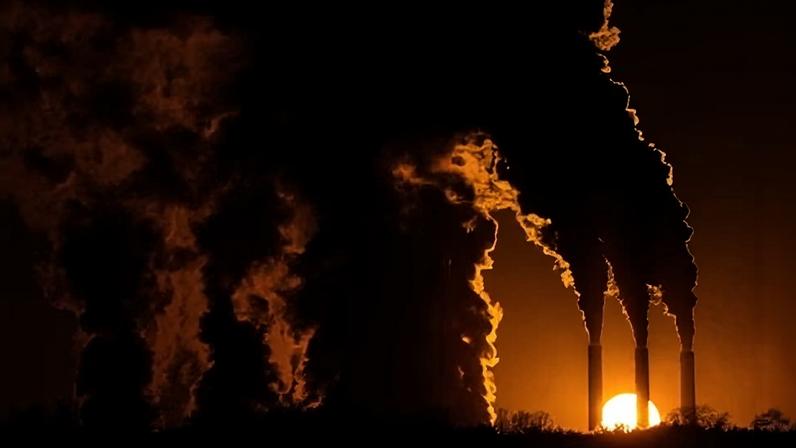 Poluição de carbono nos EUA aumenta em 2025, revertendo quedas anteriores