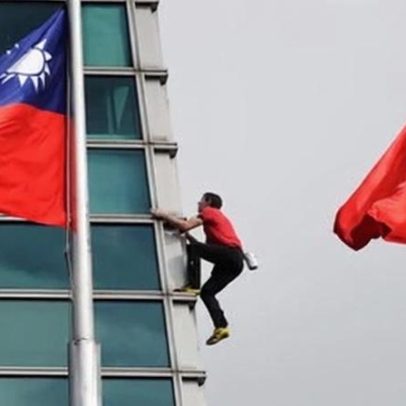 Alex Honnold escala Taipei 101 em solo livre transmitido pela Netflix