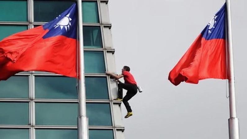 Alex Honnold makes his way up the side of the Taipei 101 skyscraper in Taiwan.
