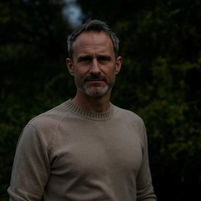 Craig Silvey é acusado de posse e distribuição de material infantil