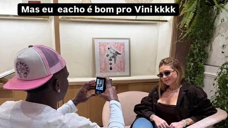 Virginia Fonseca é fotografada por Vini Jr. em loja espanhola