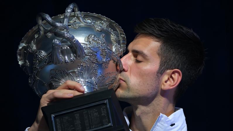 Novak Djokovic e um de seus 10 troféus do Australian Open (Arquivo)