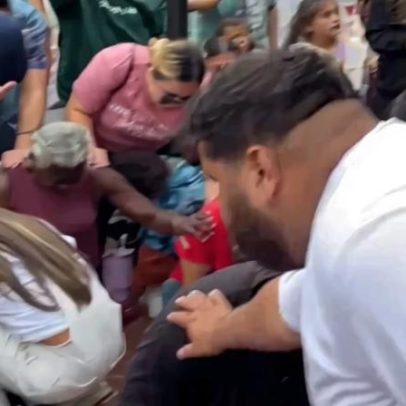 Dezenas se entregam a Jesus no centro de San Diego, evangelho apresentado
