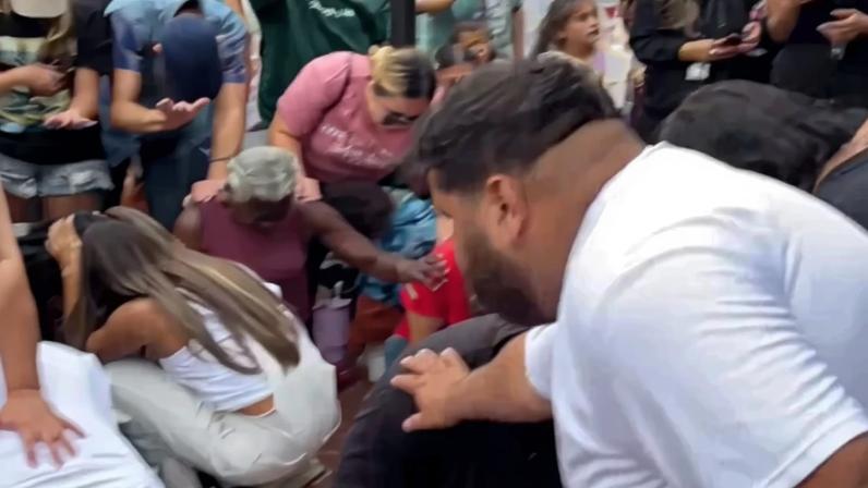 Dezenas se entregam a Jesus no centro de San Diego, evangelho apresentado