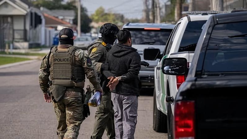 Oficiais federais de imigração deixam a Louisiana para seguir rumo a Minneapolis