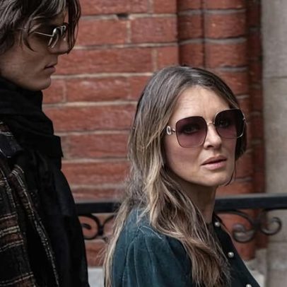Liz Hurley acusa editor do Daily Mail de grampear o parapeito da janela