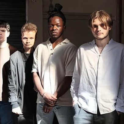 Guitarrista Matt Kwasniewski-Kelvin, da Black Midi, morre aos 26
