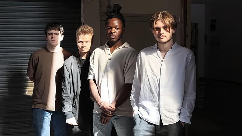 Guitarrista Matt Kwasniewski-Kelvin, da Black Midi, morre aos 26