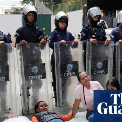 Famílias de prisioneiros políticos na Venezuela aguardam libertação