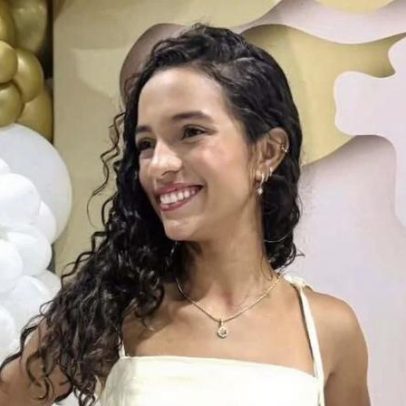 Rayssa Leal comemora 18 anos com vestido brilhante e bolo de quatro andares