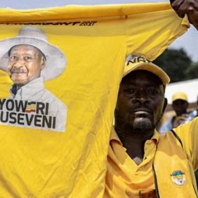 Presidente de Uganda chama adversários de terroristas em discurso de vitória