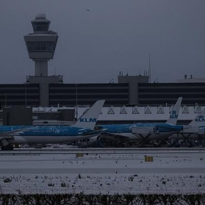 Aeroporto de Amsterdã cancela 700 voos por condições de gelo