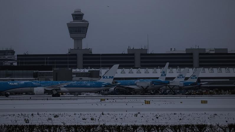 Aeroporto de Amsterdã cancela 700 voos por condições de gelo
