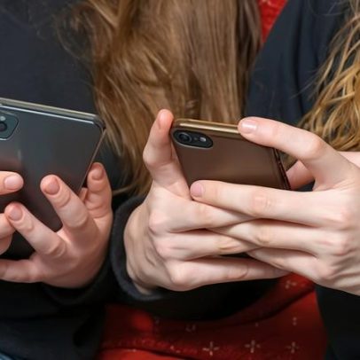 Escolas na Inglaterra devem ficar sem celulares durante o dia, diz o secretário