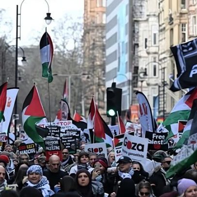 Peter Tatchell é preso por carregar cartaz "globalise the intifada"