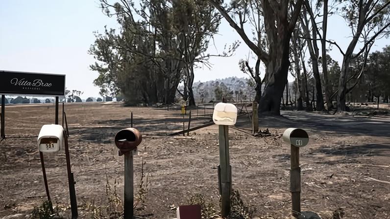 Ameaça de incêndios em Victoria diminui; quase 500 estruturas destruídas
