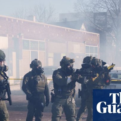 Redadas em Minnesota continuam; DHS aponta dois agentes atiraram em Alex Pretti