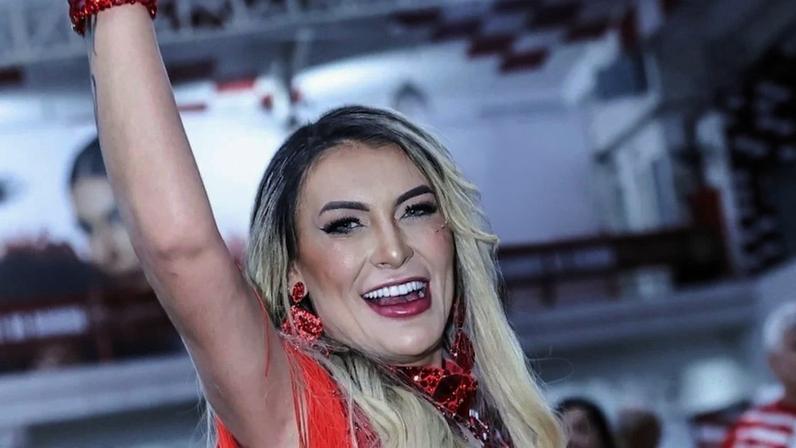 Andressa Urach revelou uso de botox pelo corpo como estratégia para desfile no carnaval 2026: 'Mais segura e confortável'