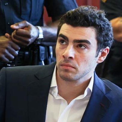 Mangione evita pena de morte após desestimar acusações de assassinato e porte de armas
